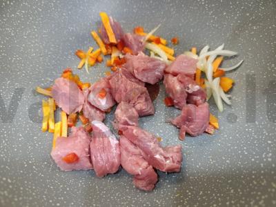 Keptas patiekalas su kiauliena ir paprikomis Žingsnis 2