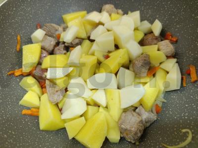 Keptas patiekalas su kiauliena ir paprikomis Žingsnis 3