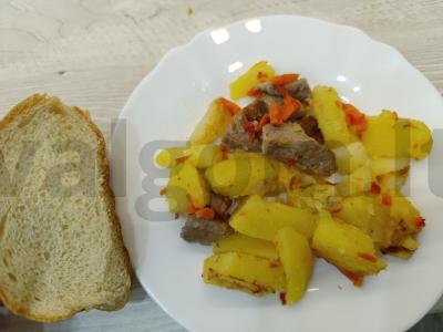 Keptas patiekalas su kiauliena ir paprikomis pagrindine nuotrauka