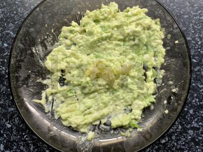 Sumuštiniai su avokadu, lydytu sūriu ir česnaku Žingsnis 3