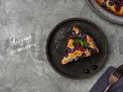 Juodųjų serbentų pyragas pagrindine nuotrauka