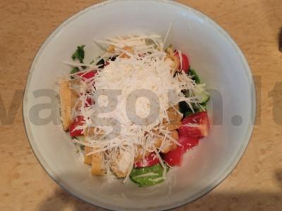 Salotos su daržovėmis ir vištienos nagetais pagrindine nuotrauka