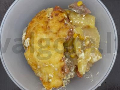 Mėsa, kepta su bulvėmis, sūriu ir kukurūzais pagrindine nuotrauka