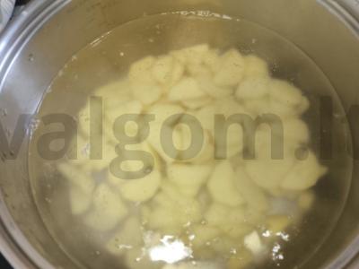 Sriuba su silkėmis ir dešrelėmis Žingsnis 1