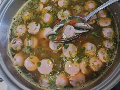 Sriuba su silkėmis ir dešrelėmis pagrindine nuotrauka