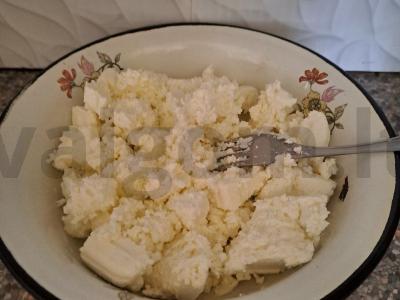 Varškėčiai su džiovintais slyvomis ir cinamonu Žingsnis 1