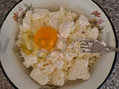 Varškėčiai su džiovintais slyvomis ir cinamonu Žingsnis 2