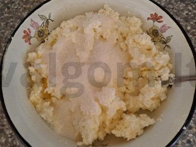 Varškėčiai su džiovintais slyvomis ir cinamonu Žingsnis 3