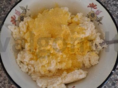 Varškėčiai su džiovintais slyvomis ir cinamonu Žingsnis 4