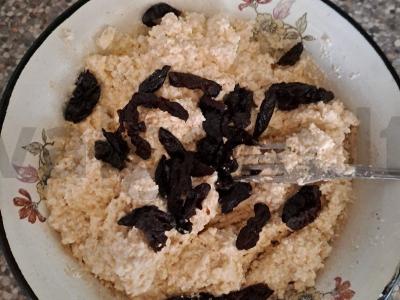 Varškėčiai su džiovintais slyvomis ir cinamonu Žingsnis 6