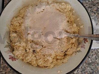 Varškėčiai su džiovintais slyvomis ir cinamonu Žingsnis 7