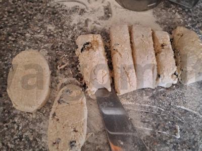 Varškėčiai su džiovintais slyvomis ir cinamonu Žingsnis 11