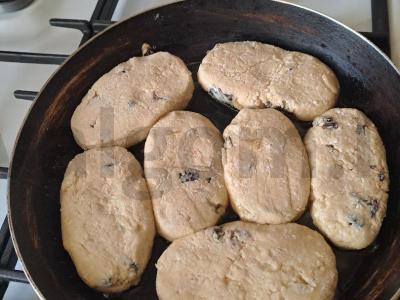 Varškėčiai su džiovintais slyvomis ir cinamonu Žingsnis 14