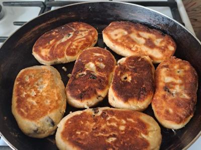 Varškėčiai su džiovintais slyvomis ir cinamonu Žingsnis 15