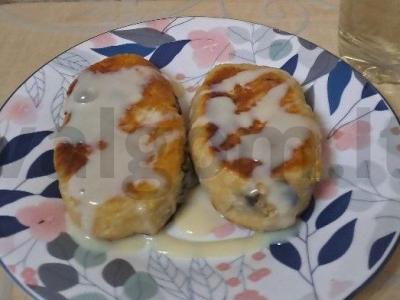 Varškėčiai su džiovintais slyvomis ir cinamonu pagrindine nuotrauka