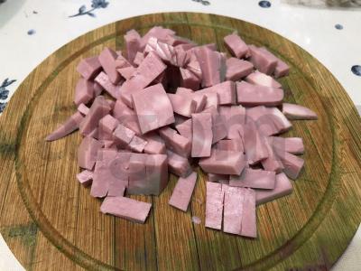 Salotas su kumpiu, pomidorais ir grietine Žingsnis 1