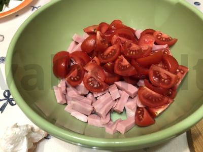 Salotas su kumpiu, pomidorais ir grietine Žingsnis 2