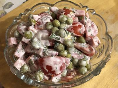 Salotas su kumpiu, pomidorais ir grietine pagrindine nuotrauka