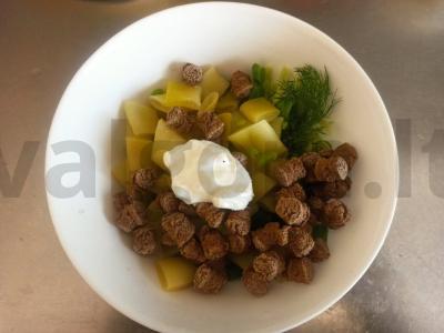 Salotas su žaliąja pupelių, agurku ir ruginių sėlenų pagrindine nuotrauka