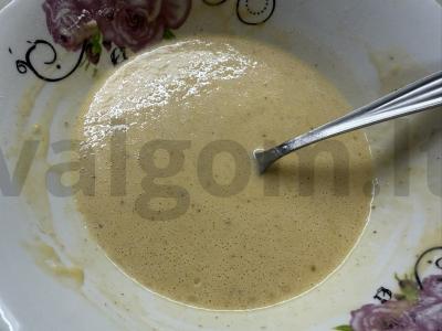 Žiedinė kopūstai su vištienos dešrelėmis tešloje Žingsnis 3