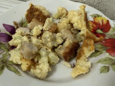 Žiedinė kopūstai su vištienos dešrelėmis tešloje pagrindine nuotrauka