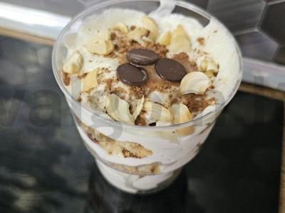 Desertas stiklinėje su mėtų meduoliais pagrindine nuotrauka