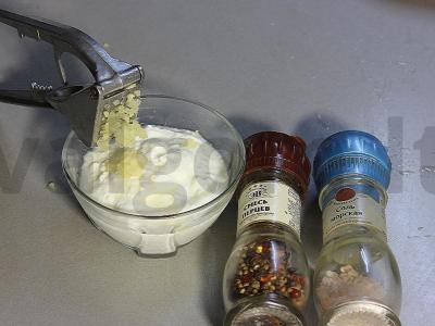 Slyvų, pomidorų ir graikinių riešutų salotas taurėje Žingsnis 1