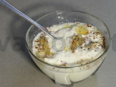 Slyvų, pomidorų ir graikinių riešutų salotas taurėje Žingsnis 2