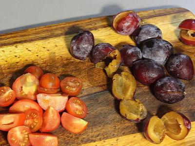 Slyvų, pomidorų ir graikinių riešutų salotas taurėje Žingsnis 3