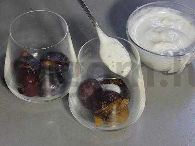 Slyvų, pomidorų ir graikinių riešutų salotas taurėje Žingsnis 5