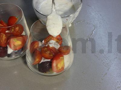 Slyvų, pomidorų ir graikinių riešutų salotas taurėje Žingsnis 6