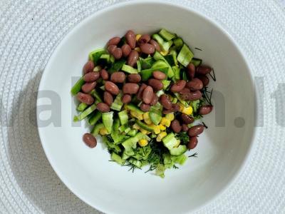 Sultingas salotas su kukurūzais, pupelėmis, agurkais ir sėklų mišiniu Žingsnis 4