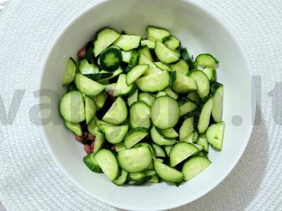 Sultingas salotas su kukurūzais, pupelėmis, agurkais ir sėklų mišiniu Žingsnis 5