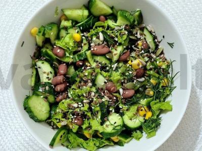 Sultingas salotas su kukurūzais, pupelėmis, agurkais ir sėklų mišiniu pagrindine nuotrauka