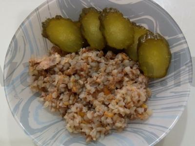 Grikių košė su apkepu ir troškiniu grietinėje pagrindine nuotrauka