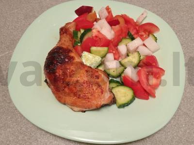 Vištienos šlaunelė su čili padažu ir granatų druska pagrindine nuotrauka