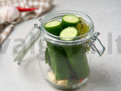 Marinuoti agurkai „Meduoliai“ Žingsnis 3
