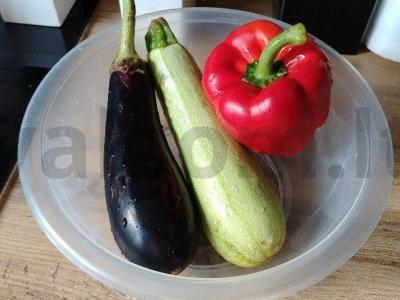 Keptų daržovių salotos su sūriu Žingsnis 1