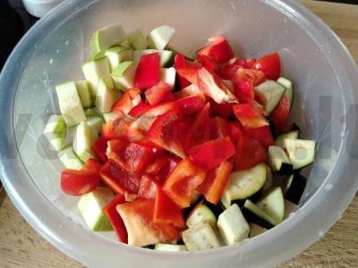 Keptų daržovių salotos su sūriu Žingsnis 4