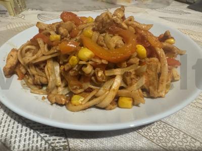 Vištiena su udon makaronais ir daržovėmis pagrindine nuotrauka