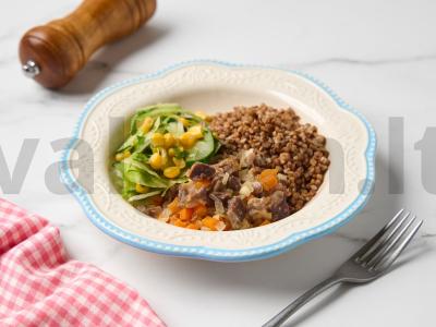 Vištienos skrandžiai su grikių koše ir salotomis pagrindine nuotrauka