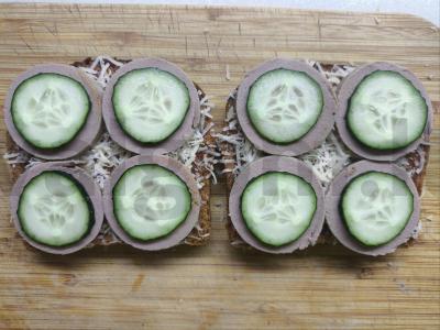 Mini sumuštiniai su kepenų dešra ir agurku Žingsnis 4