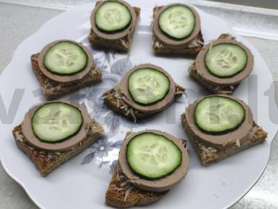 Mini sumuštiniai su kepenų dešra ir agurku pagrindine nuotrauka