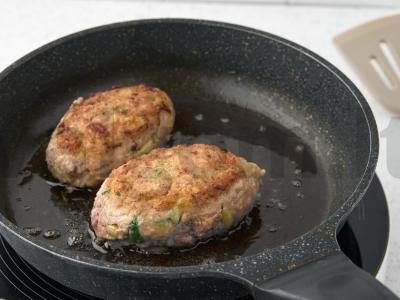 Jautienos kotletai su agurkais Žingsnis 6