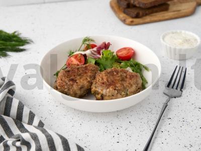 Jautienos kotletai su agurkais pagrindine nuotrauka