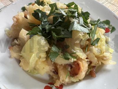 Keptas patiekalas su žolelėmis ir kopūstais pagrindine nuotrauka