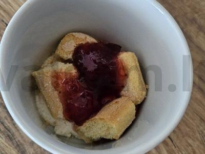 Skanus desertas puodelyje su braškių džemu Žingsnis 2