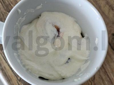 Skanus desertas puodelyje su braškių džemu Žingsnis 3