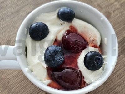 Skanus desertas puodelyje su braškių džemu pagrindine nuotrauka