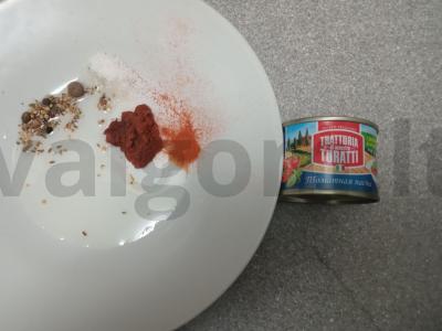 Vištienos blauzdelės pomidorų marinate, keptos su cukinija ir paprikomis Žingsnis 1